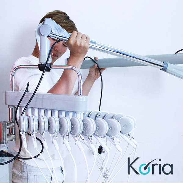  Máy uốn tóc setting treo Koria 40 dây 220v UST-T403  +Một phong cách năng động với công nghệ uốn nóng kỹ thuật số, uốn tóc setting sẽ đem đến cho bạn một mái tóc xoăn bồng bềnh, gợi cảm mọi lúc mọi nơi. Không giống như phương pháp uốn tóc thông thường, "Uốn nóng kỹ thuật số" dùng loại ống uốn đặc biệt hấp thụ nhiệt từ máy giúp định dạng độ xoăn theo ý muốn mà không làm tổn thương tóc. Uốn setting giúp bạn giữ nếp lâu, duy trì từ 4-6 tháng mà không mất đi nếp xoăn ban đầu. Uốn tóc Setting là hình thức đang được ưa chuộng nhất hiện nay. Bởi nó mang lại cho bạn mái tóc uốn lọn, xoăn tự nhiên như ý. Dù là tóc đang bị hư tổn cũng trở nên mềm mại hơn.  ========= Máy uốn tóc setting treo Koria 40 dây 220v UST-T403 với thiết kế đặc biệt, rất chắc chắn và chuyên nghiệp bởi ngoài 1 nhánh cần treo tường với các dây điện uốn tóc và các màn hình kỷ thuật số chứa các thông số rõ ràng. Giúp bạn thao tác sẽ nhanh và nhạy hơn. Thân máy được thiết kế bằng hợp kim chắc chắn, có viền inox ở mặt trước máy, dễ dàng hơn trong việc di chuyển. Khác với thiết kế của mẫu máy uốn 40 dây treo tường khác, Máy uốn tóc setting Koria 40 dây này, tiện lợi cho việc làm gọn không gian lam toc cua bạn. =============== Máy uốn tóc setting treo Koria 40 dây 220v UST-T403 : Thiết bị sử dụng nguồn điện 220v-24v ổn định và có độ nóng hoàn hảo nhằm mục đích mang lại cho người sử dụng những lọn tóc xoăn bồng bềnh, tự nhiên. Nên nếu bạn đang thiếu 1 thiết bị có thể tôn lên salon của mình thì chiếc Máy uốn tóc setting treo Koria 40 dây 220v UST-T403 đáng để bạn lựa chọn.  =============  Phụ kiện kèm theo gồm:  – cần Ròng rọc treo tường : 1 – pas treo  tường : 1 + 3 con óc tán – Dây uốn &  Dây nguồn – Giấy nhiệt & kep toc & lô uốn nhiệt : 40 cái – Thanh  Inox và các loại ốc vít cần thiết. – Hộp điều chỉnh nhiệt độ va thời gian  – Phiếu bảo hành. THÔNG SỐ KỸ THUẬT: – Máy uốn tóc setting Koria 40 dây treo tường  Mã sản phẩm:UST-T403 – Điện áp sử dụng : 220V 24V (có ổn áp). – Chức năng : Uốn setting  Màu sắc : Trắng,xám   Kiểu dáng : Thân máy được thiết kế bằng hợp kim sang trọng , – Bảo hành : 6 tháng (lỗi kỹ thuật).   Nhanh tay sở hữu ngay Máy uốn tóc setting Koria 40 dây treo tường UST-T403 cho tiệm của mình bạn nhé.