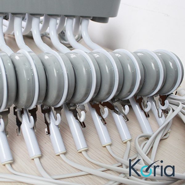  Máy uốn tóc setting treo Koria 40 dây 220v UST-T403  +Một phong cách năng động với công nghệ uốn nóng kỹ thuật số, uốn tóc setting sẽ đem đến cho bạn một mái tóc xoăn bồng bềnh, gợi cảm mọi lúc mọi nơi. Không giống như phương pháp uốn tóc thông thường, "Uốn nóng kỹ thuật số" dùng loại ống uốn đặc biệt hấp thụ nhiệt từ máy giúp định dạng độ xoăn theo ý muốn mà không làm tổn thương tóc. Uốn setting giúp bạn giữ nếp lâu, duy trì từ 4-6 tháng mà không mất đi nếp xoăn ban đầu. Uốn tóc Setting là hình thức đang được ưa chuộng nhất hiện nay. Bởi nó mang lại cho bạn mái tóc uốn lọn, xoăn tự nhiên như ý. Dù là tóc đang bị hư tổn cũng trở nên mềm mại hơn.  ========= Máy uốn tóc setting treo Koria 40 dây 220v UST-T403 với thiết kế đặc biệt, rất chắc chắn và chuyên nghiệp bởi ngoài 1 nhánh cần treo tường với các dây điện uốn tóc và các màn hình kỷ thuật số chứa các thông số rõ ràng. Giúp bạn thao tác sẽ nhanh và nhạy hơn. Thân máy được thiết kế bằng hợp kim chắc chắn, có viền inox ở mặt trước máy, dễ dàng hơn trong việc di chuyển. Khác với thiết kế của mẫu máy uốn 40 dây treo tường khác, Máy uốn tóc setting Koria 40 dây này, tiện lợi cho việc làm gọn không gian lam toc cua bạn. =============== Máy uốn tóc setting treo Koria 40 dây 220v UST-T403 : Thiết bị sử dụng nguồn điện 220v-24v ổn định và có độ nóng hoàn hảo nhằm mục đích mang lại cho người sử dụng những lọn tóc xoăn bồng bềnh, tự nhiên. Nên nếu bạn đang thiếu 1 thiết bị có thể tôn lên salon của mình thì chiếc Máy uốn tóc setting treo Koria 40 dây 220v UST-T403 đáng để bạn lựa chọn.  =============  Phụ kiện kèm theo gồm:  – cần Ròng rọc treo tường : 1 – pas treo  tường : 1 + 3 con óc tán – Dây uốn &  Dây nguồn – Giấy nhiệt & kep toc & lô uốn nhiệt : 40 cái – Thanh  Inox và các loại ốc vít cần thiết. – Hộp điều chỉnh nhiệt độ va thời gian  – Phiếu bảo hành. THÔNG SỐ KỸ THUẬT: – Máy uốn tóc setting Koria 40 dây treo tường  Mã sản phẩm:UST-T403 – Điện áp sử dụng : 220V 24V (có ổn áp). – Chức năng : Uốn setting  Màu sắc : Trắng,xám   Kiểu dáng : Thân máy được thiết kế bằng hợp kim sang trọng , – Bảo hành : 6 tháng (lỗi kỹ thuật).   Nhanh tay sở hữu ngay Máy uốn tóc setting Koria 40 dây treo tường UST-T403 cho tiệm của mình bạn nhé.
